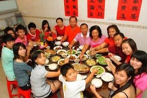 A traditional reunion dinner of a family at home on Chinese New Year eve. (file pix) AZMAN GHANI